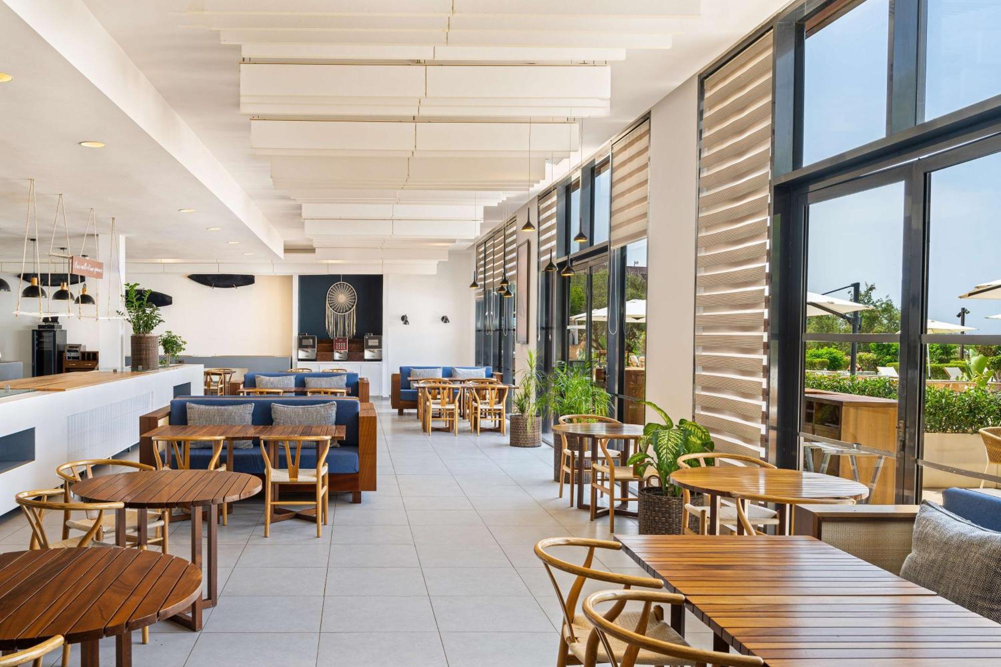 Hotel Radisson Blu Bay Surf Village 5*