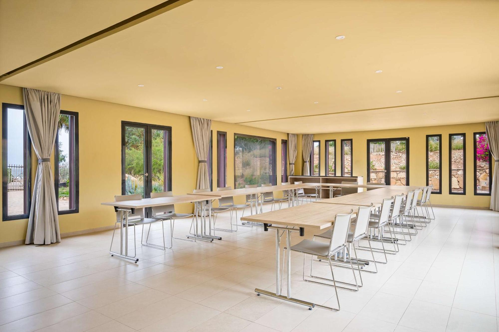 Radisson Blu Bay Surf Village 5*